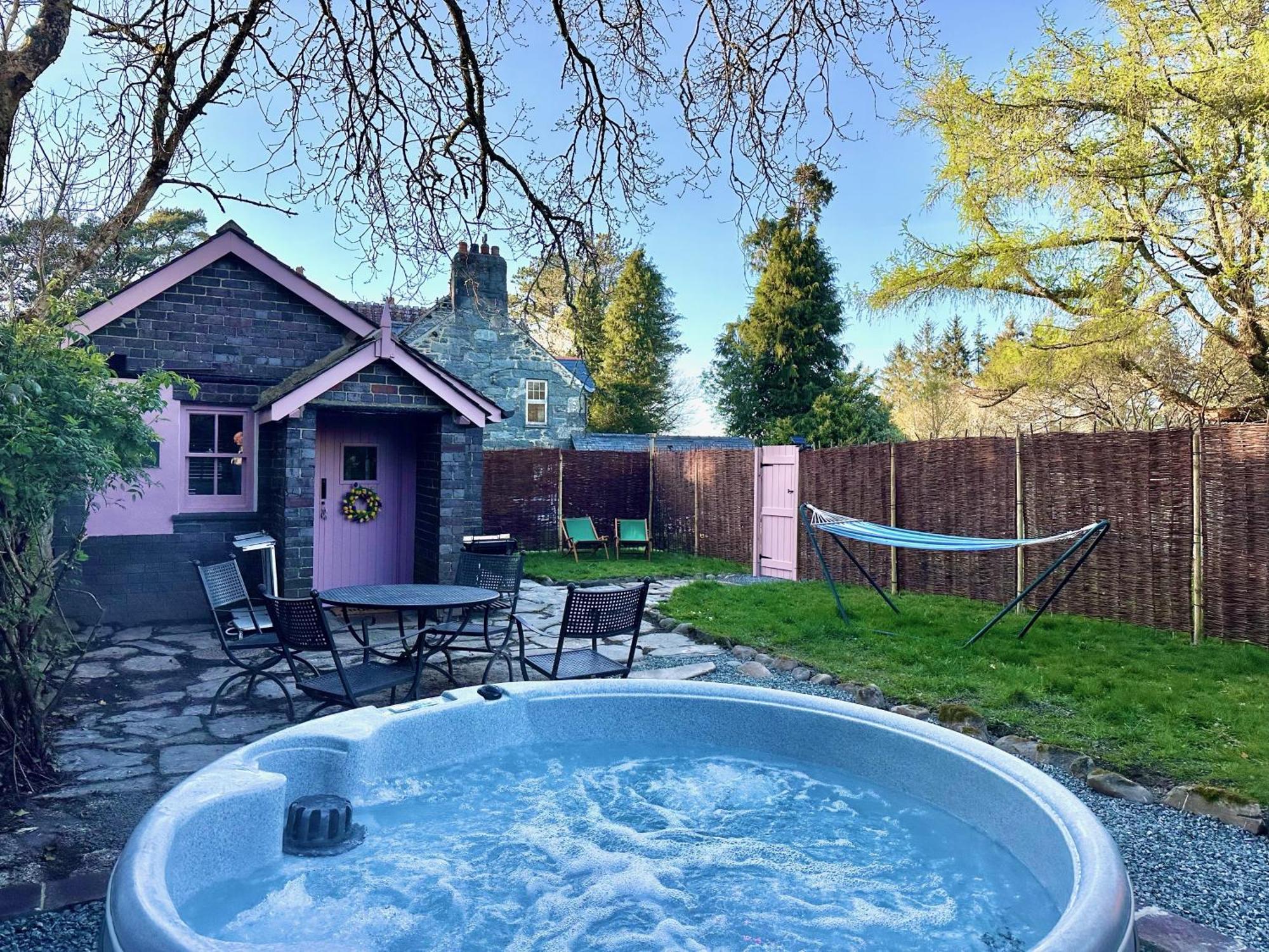 Tiny Romantic Retreat With Hot Tub On A Country Estate Near Cardigan Bay In Eryri Snowdonia Llanbedr  Exterior foto